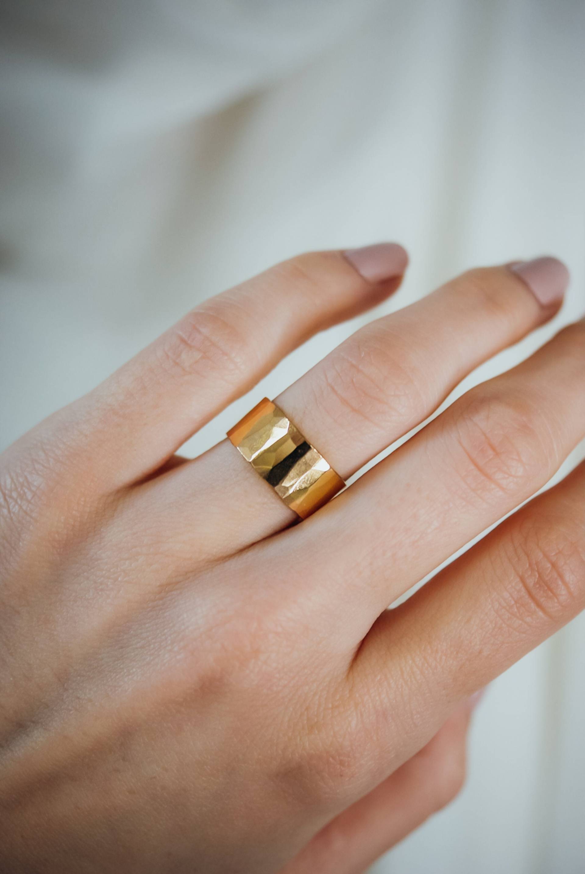 Breiter Bandring Aus Solid 14K Gold, Gehämmerter Oder Matter Ring, Großer Band, Breites Metallring, Unisex Brautschmuck, Ehering, Ehering von hannahnaomi