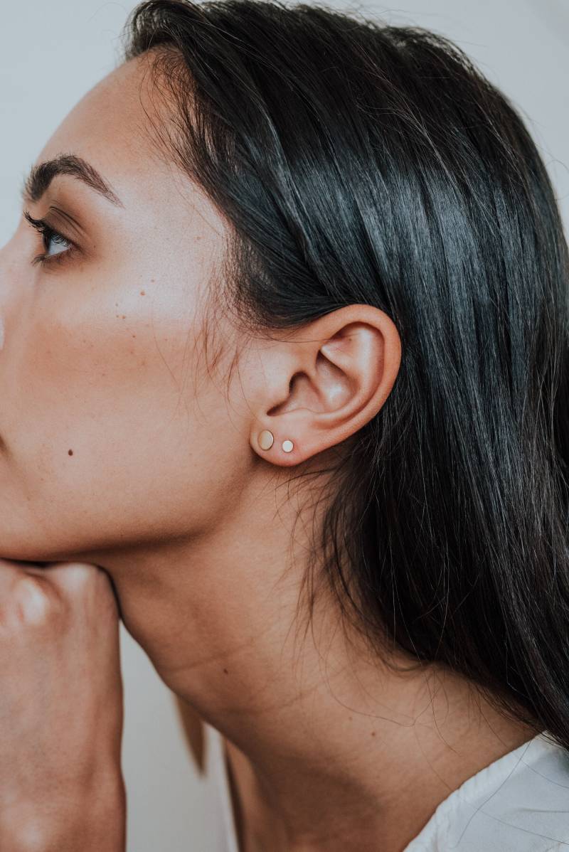Dot Set Aus 4 Ohrsteckern in 14K Gold Fill Oder Sterling Silber, Kreis Ohrstecker, Minimale Scheibe, Organisch, Subtil, Minimalistisch, Glatte Textur von hannahnaomi
