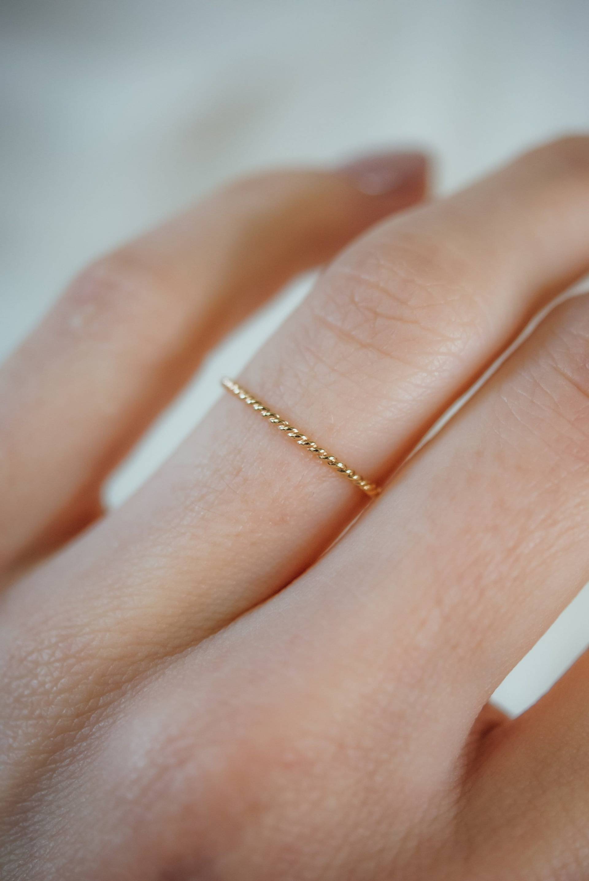 Dünner Drehring Aus Solid 14K Gold, Gold Seilring, Stapelring, Twist Ring, Ehering, 14K von hannahnaomi