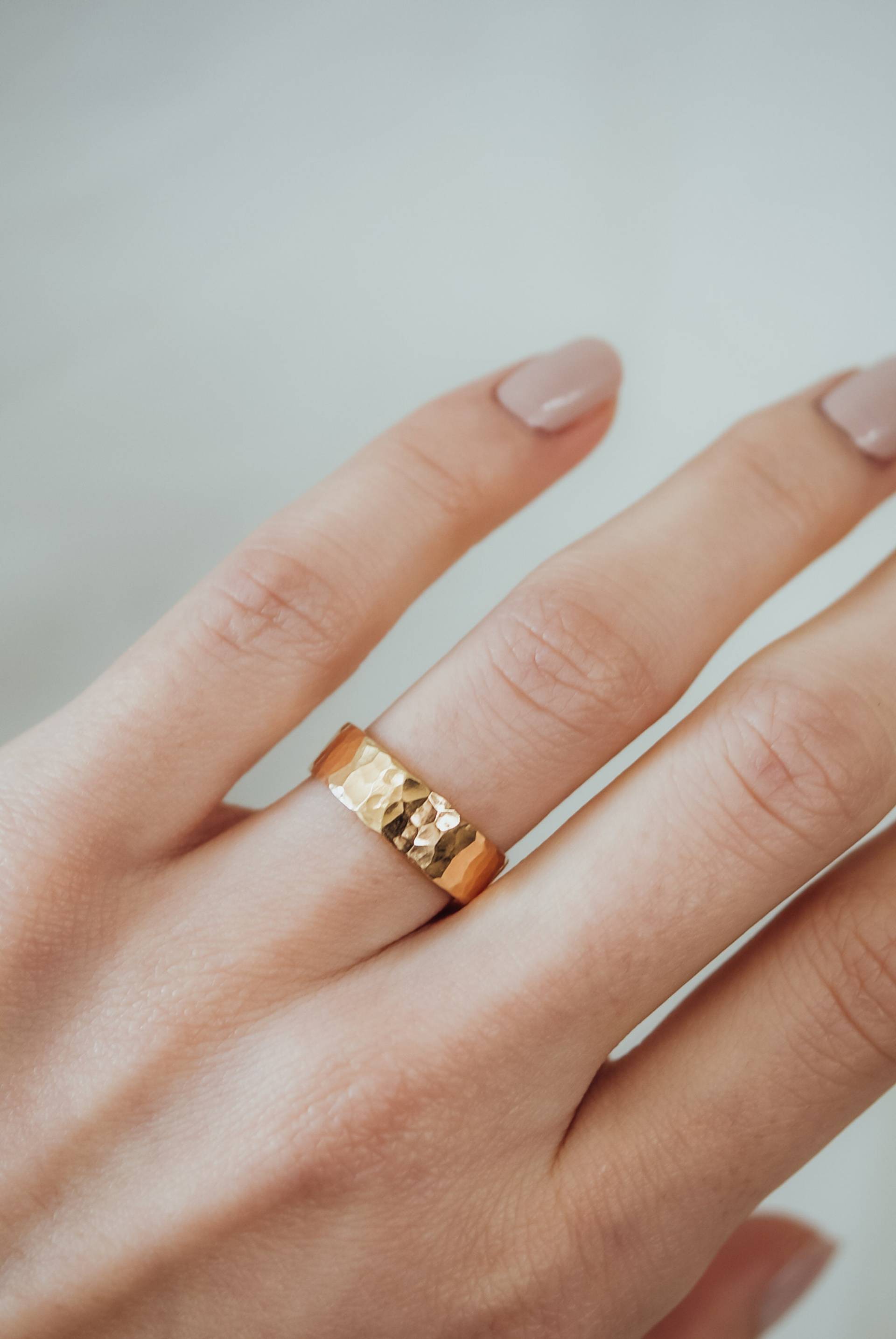 Essential Band in Solid 14K Gold, Gehämmerter Oder Matter Ring, Großer Band, Breites Metallband, Unisex Brautschmuck, Ehering, Ehering von hannahnaomi