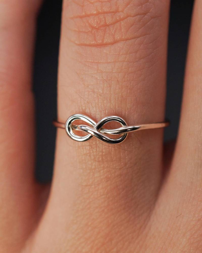 Infinity Knot Ring in Sterling Silber | Mitteldick Oder Ultradünn Für Immer Versprechen Ring, Langlebig Stapelring Geschenk Brautjungfer Freundin von hannahnaomi