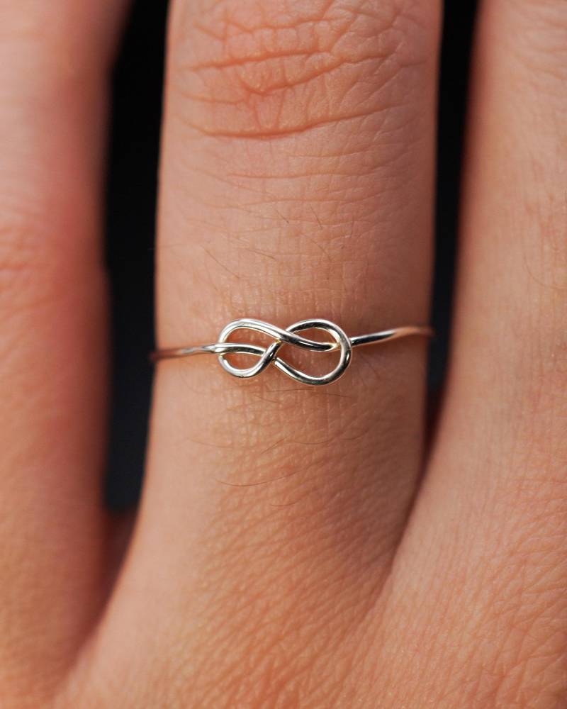 Infinity Knot Ring in Sterling Silber | Ultradünn Oder Mitteldick Für Immer Versprechen Ring, Langlebig Stapelring Geschenk Brautjungfer Freundin von hannahnaomi