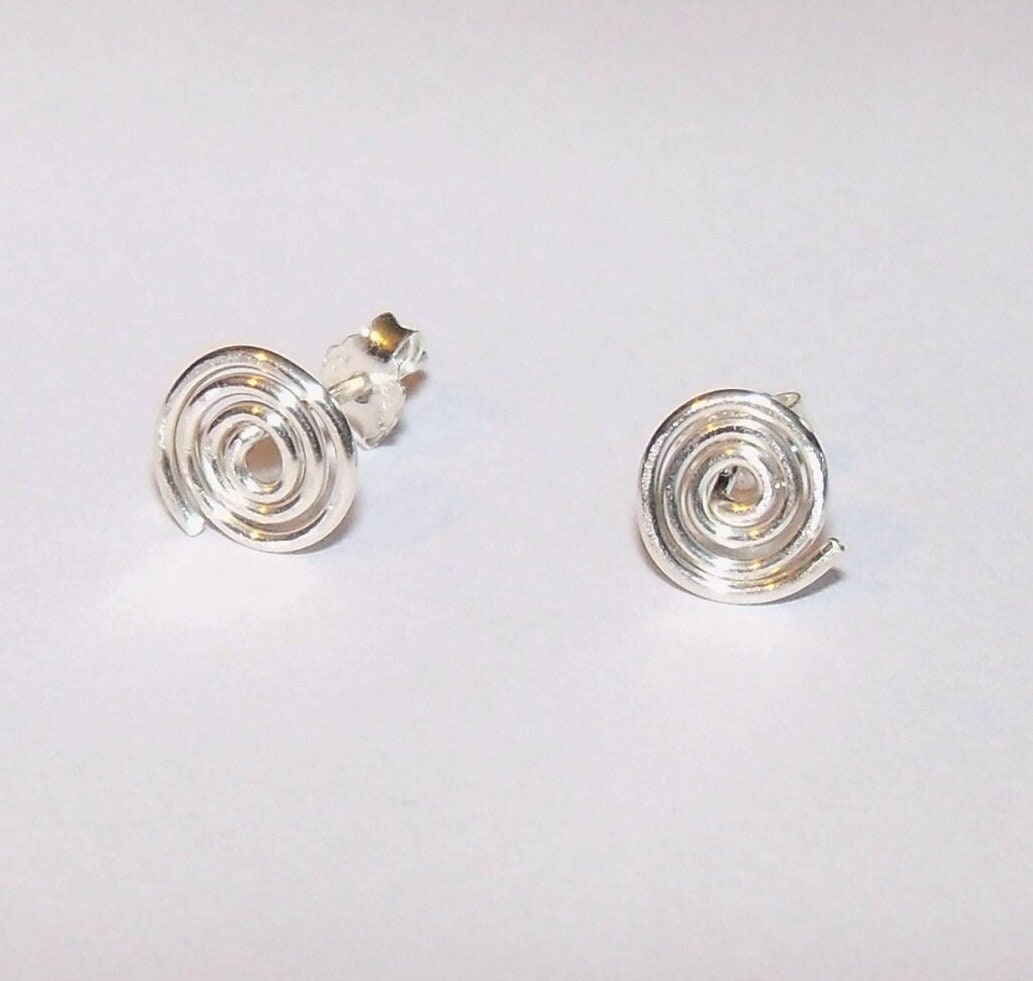 925 Sterling Silber Spiral-Ohrstecker Mit Soliden Backs 925 Sterling Silber Spiral-Ohrstecker Mit Soliden Backs von hannahraejewelry