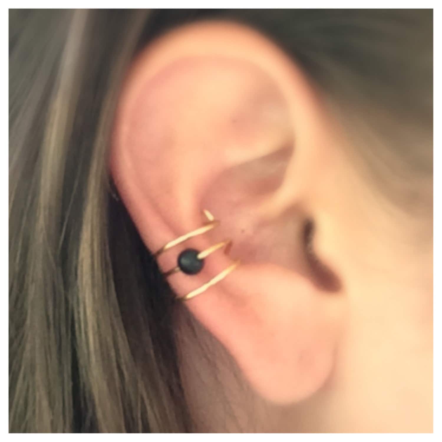Schwarz Und Gold Ohrmanschette, Perlen Conch Ohrmanschette Schwarz Und Gold Ohrmanschette, Perlen Conch Ohrmanschette von hannahraejewelry
