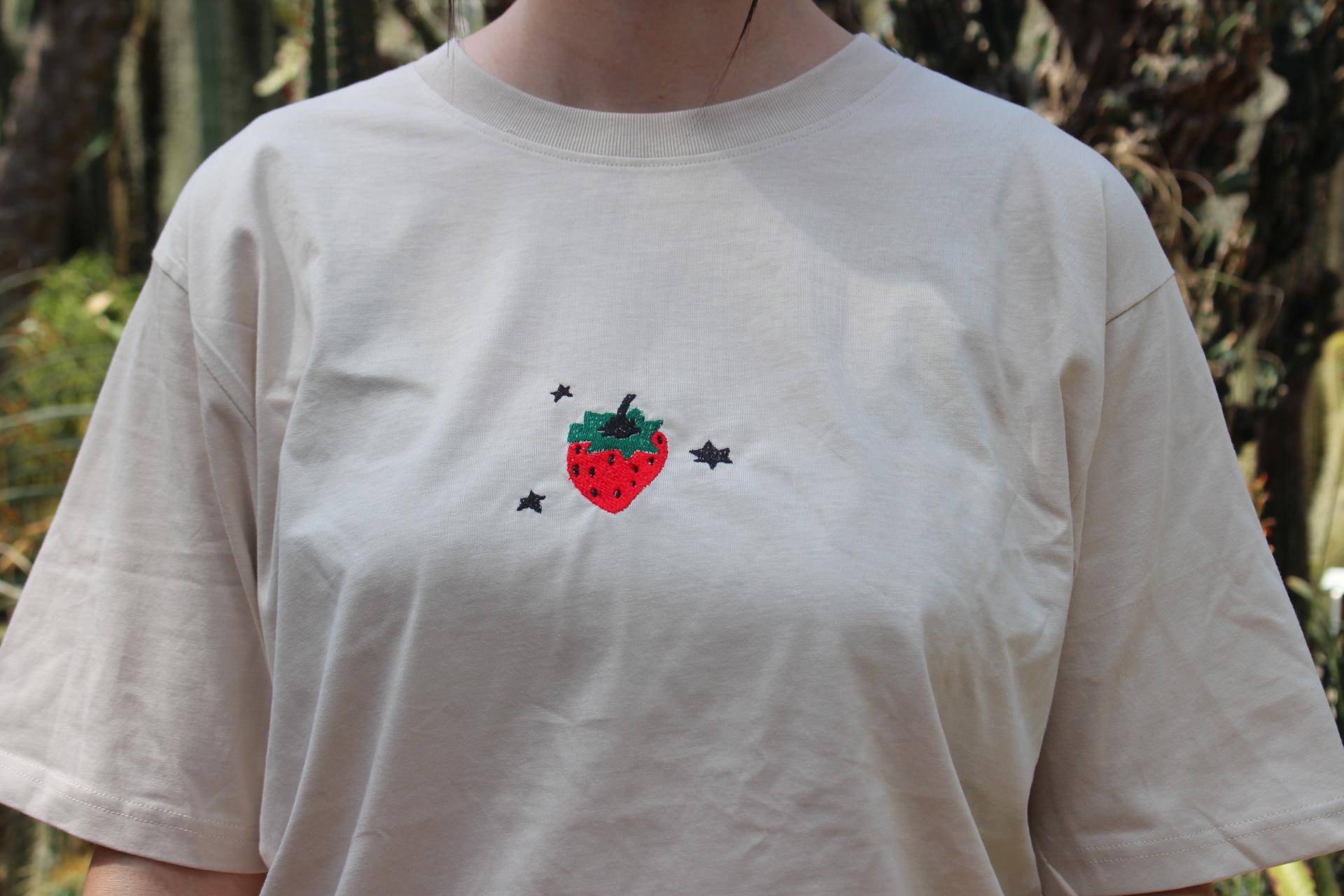 Besticktes Unisex Shirt Natur "strawberry" Besticktes Unisex Shirt Natur "strawberry" von hannisch