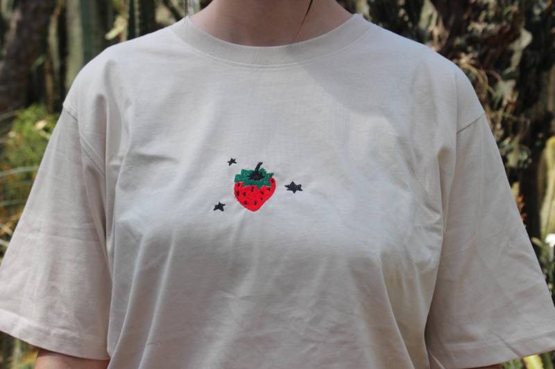 Besticktes Unisex Shirt Natur "strawberry" Besticktes Unisex Shirt Natur "strawberry" von hannisch