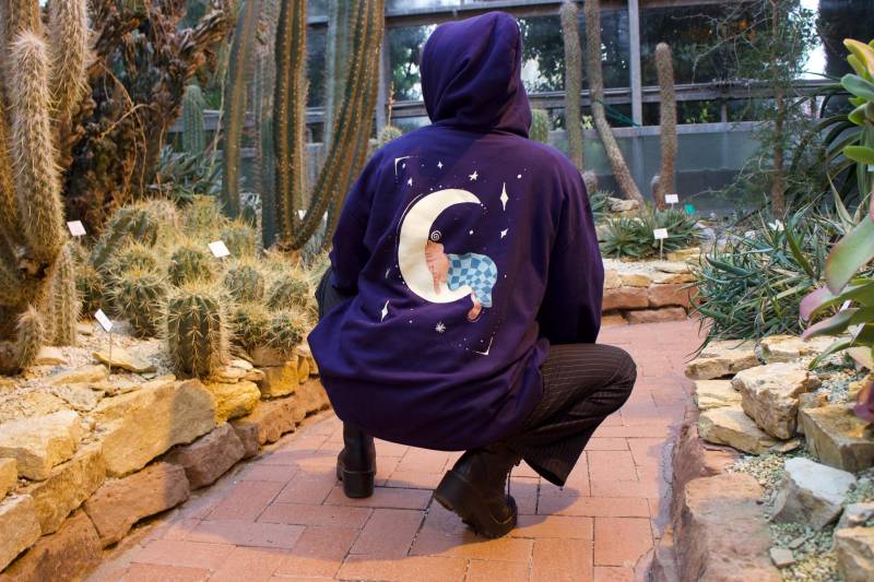 Unisex Hoodie Dunkelblau "Eepy Cat On The Back" von hannisch