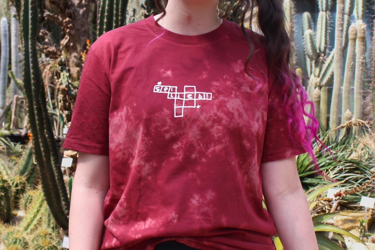Unisex Shirt Batik Rot "Sei Lieb" von hannisch