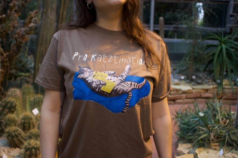 Unisex Shirt Braun "Prokatztination" von hannisch