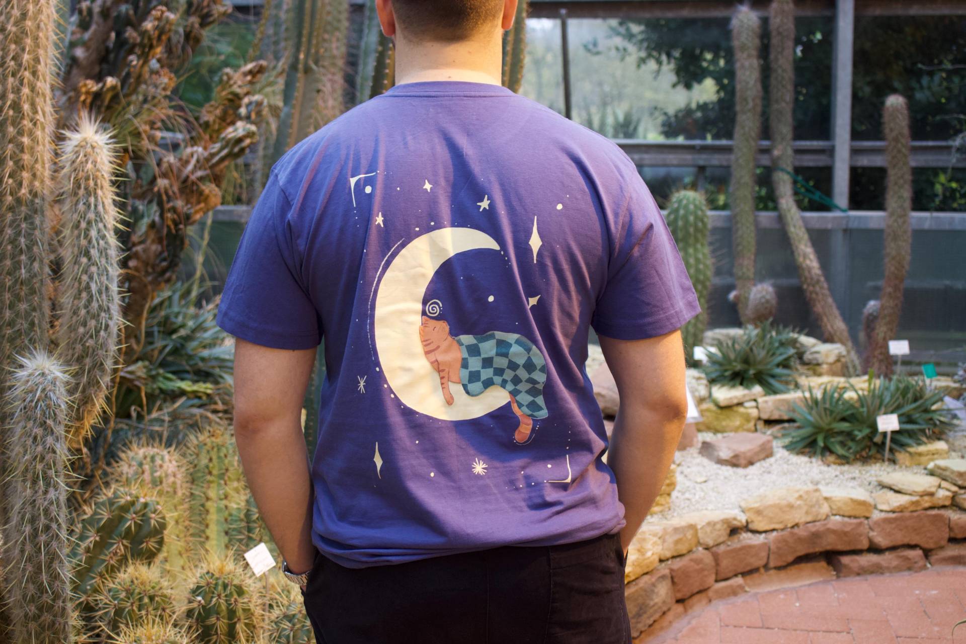 Unisex Shirt Denim Blau "Eepy Cat On The Back" von hannisch