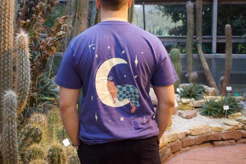 Unisex Shirt Denim Blau "Eepy Cat On The Back" von hannisch