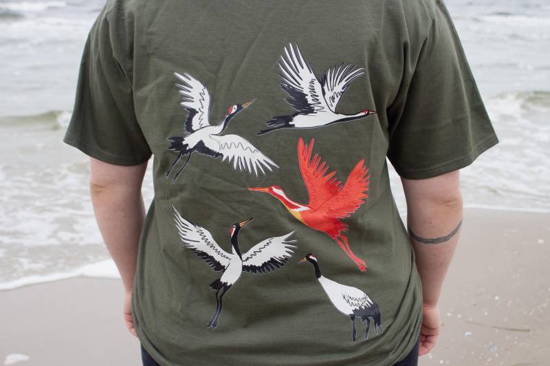 Unisex Shirt Oliv "Kranich Schwarz" von hannisch