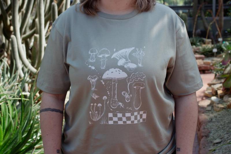 Unisex Shirt Pistacchio "Reich Der Pilze White" Unisex Shirt Pistacchio "Reich Der Pilze White" von hannisch