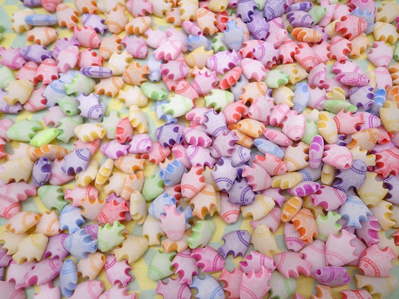 200 Stücke Gemischte Farbe Winzige Kunststofffischformperlen Mit Loch 200 Stücke Gemischte Farbe Winzige Kunststofffischformperlen Mit Loch von happinessshop