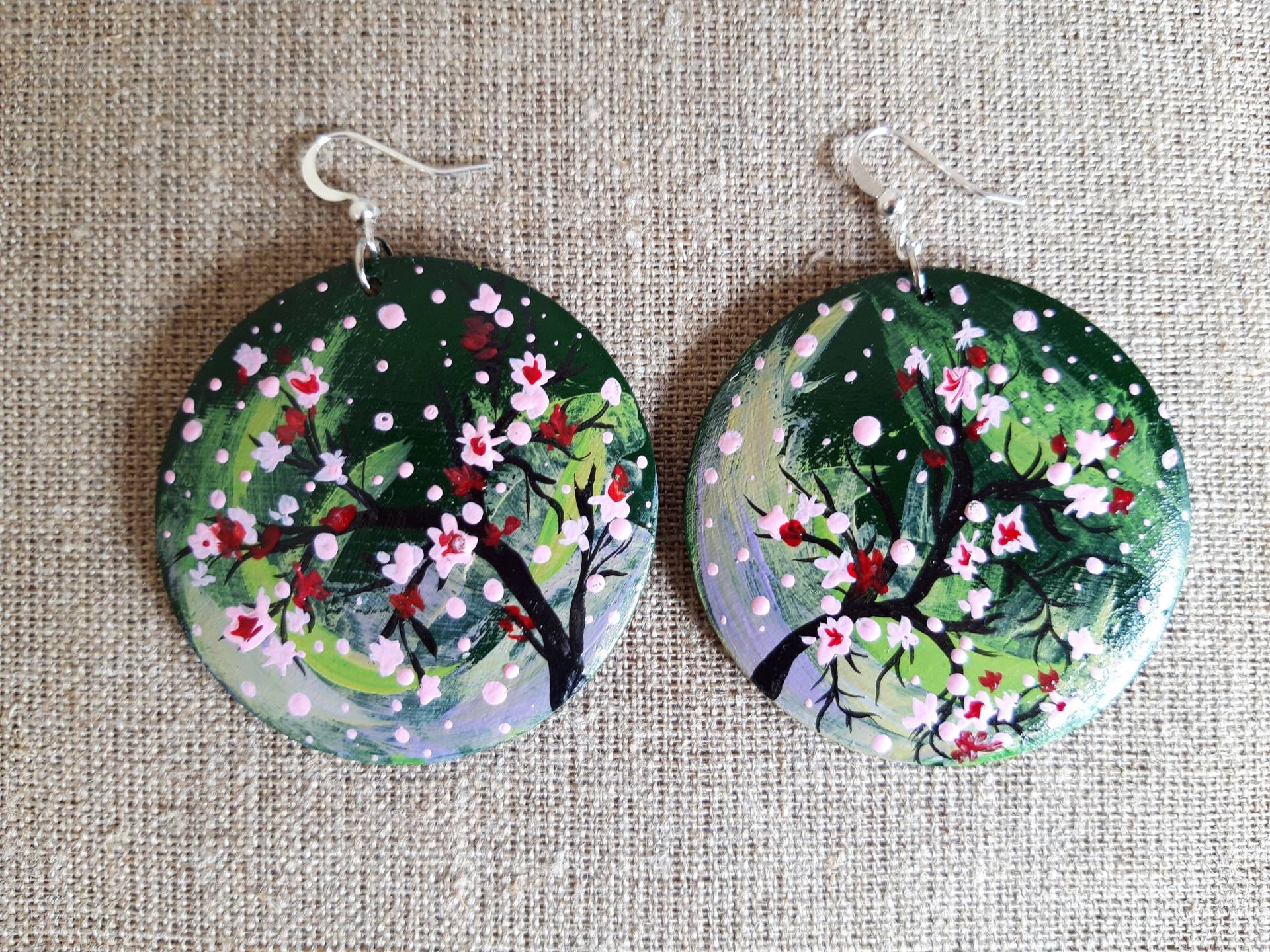 Handbemalte Blühende Baumohrringe - Holz Und Metall Boho Rustikaler Schmuck Rundes Blumenmuster von happyWJ