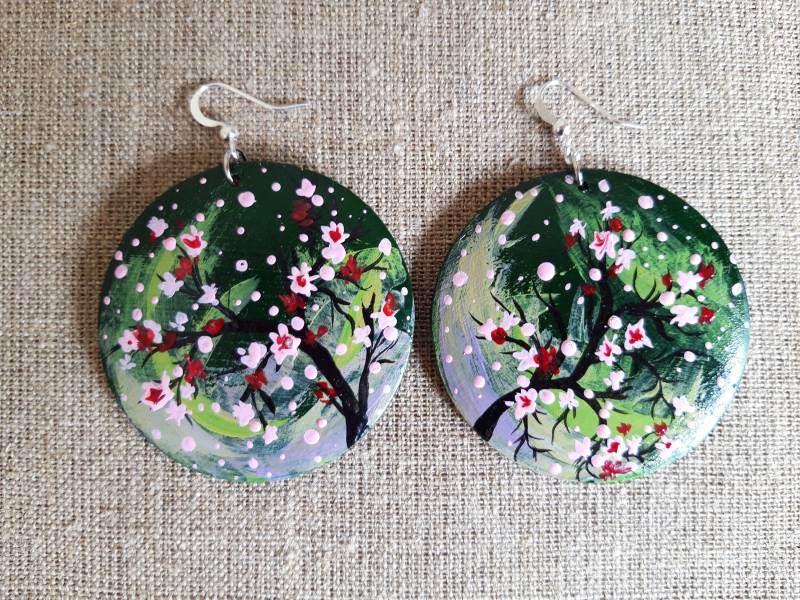 Handbemalte Blühende Baumohrringe - Holz Und Metall Boho Rustikaler Schmuck Rundes Blumenmuster von happyWJ