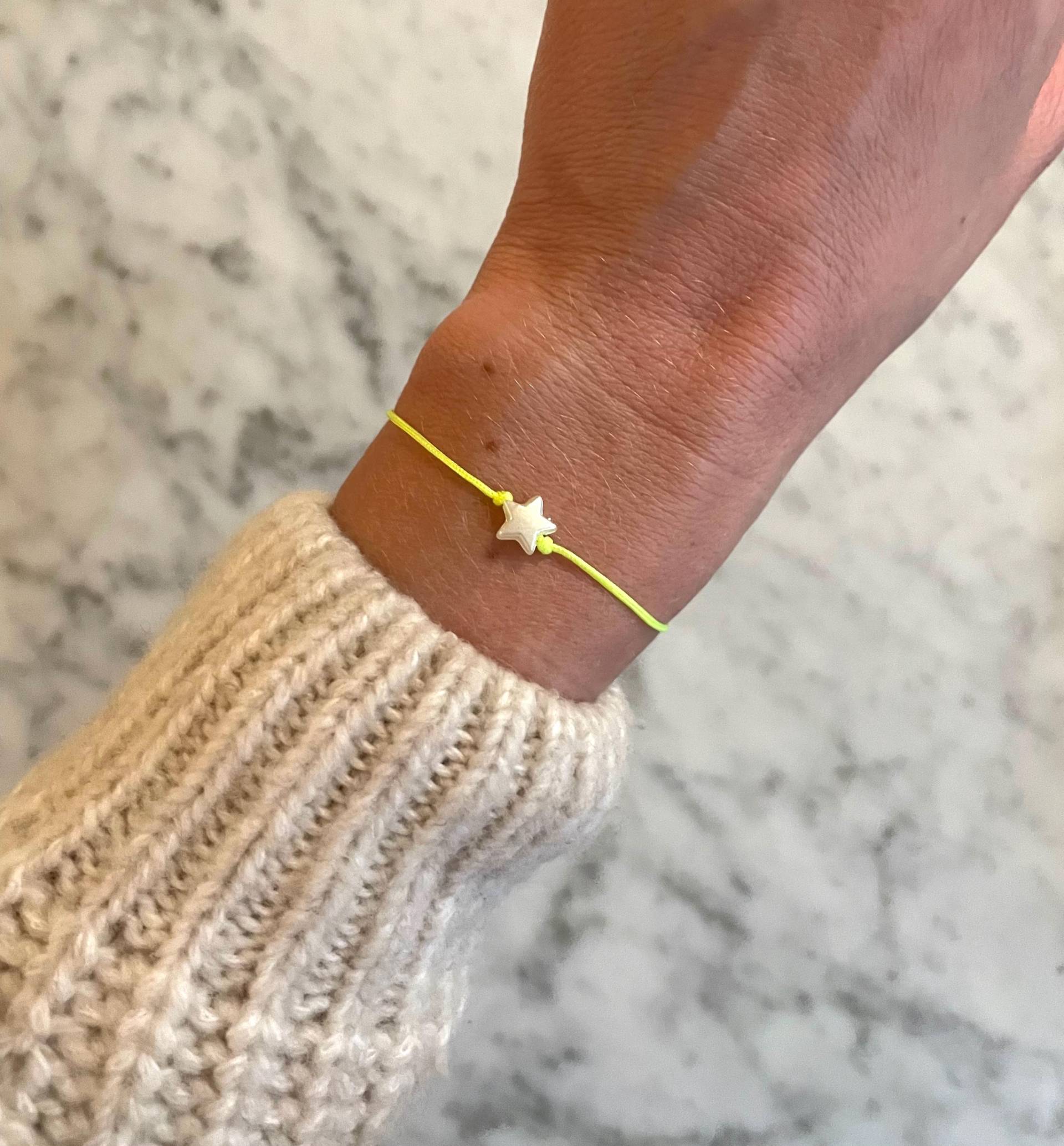 Neon Stern-Armband Mit Grußkarte | Makramee Freundschaftsarmband Surferarmband Minimalistisch Handgemacht Neon Stern-Armband Mit Grußkarte | Makramee Freundschaftsarmband Surferarmband Minimalistisch Handgemacht von happycine