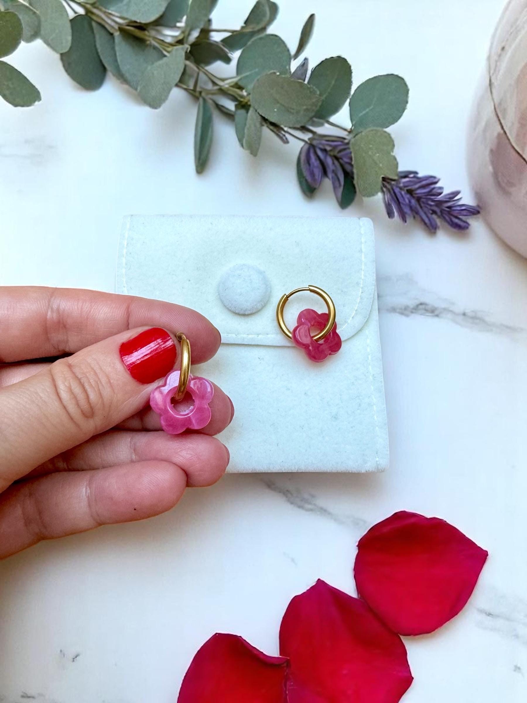 Bunte Blumen Creolen Aus Edelstahl in Gold 14 Mm Durchmesser, Geschenkidee Freundin, Fashion Trend Statement Schmuck Blümchen Flower Power von happyelliestudios