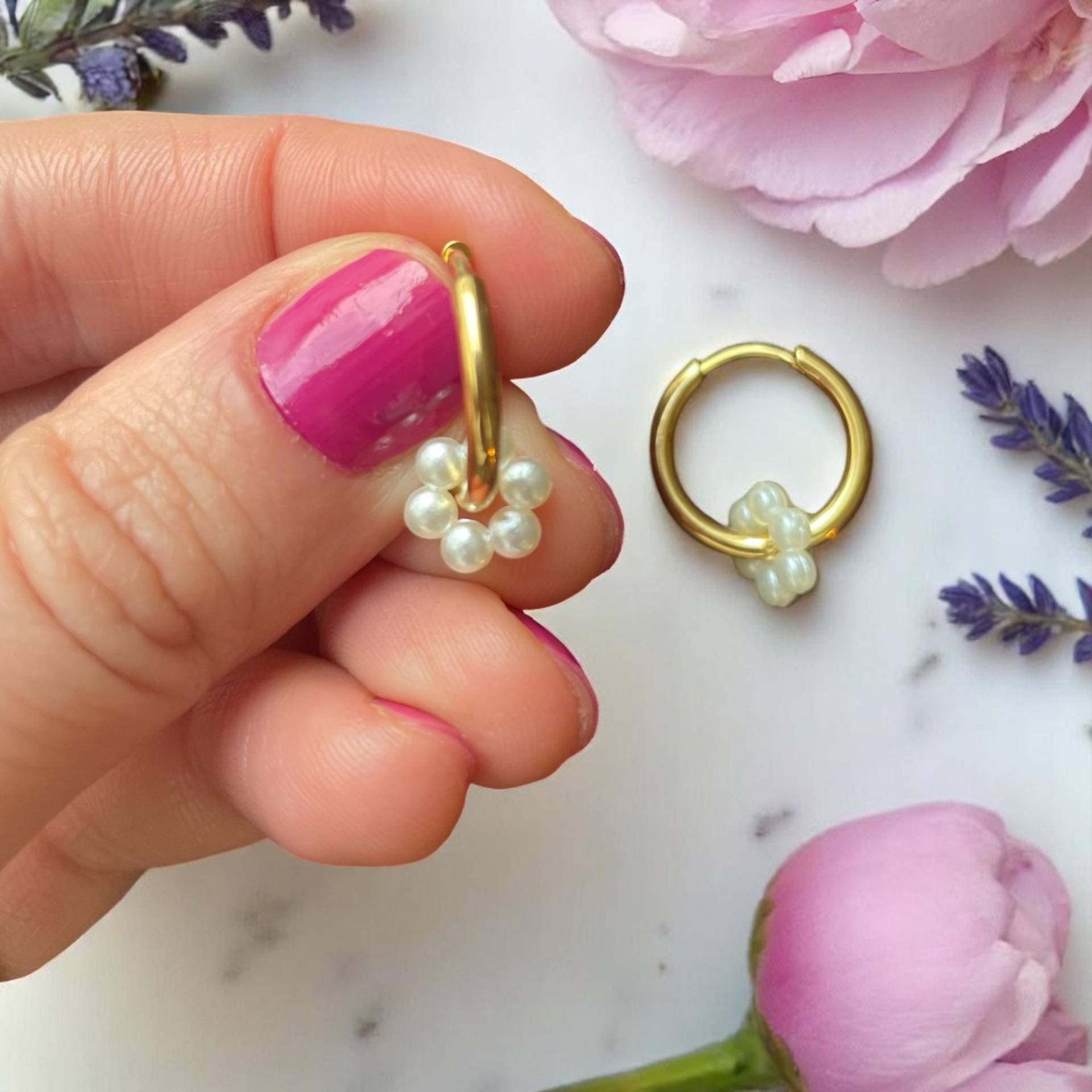 Goldene Edelstahl Creolen 14 Mm Mit Bunter Perlmutt Blume Handgemachte Ohrringe Geschenk Für Sie Eleganter Statement Schmuck Goldene Edelstahl Creolen 14 Mm Mit Bunter Perlmutt Blume Handgemachte Ohrringe Geschenk Für Sie Eleganter Statement Schmuck von happyelliestudios