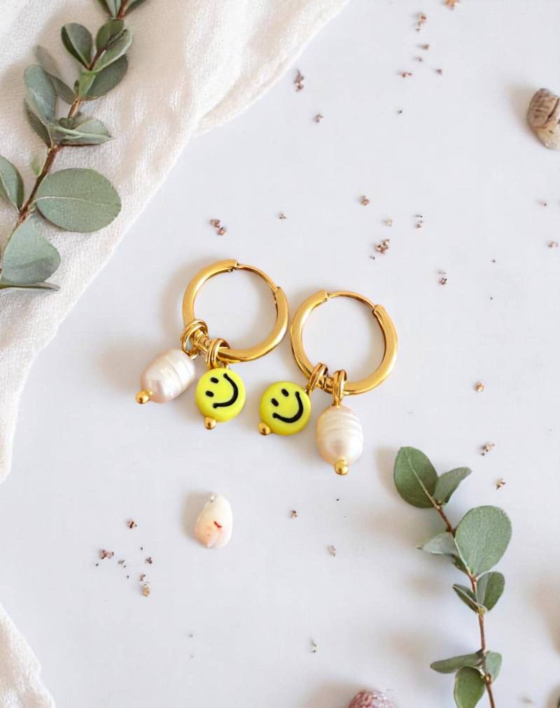 Creolen Mit Smiley Und Perlen Anhänger Aus Edelstahl in Gold Silber 14 Mm Durchmesser von happyelliestudios