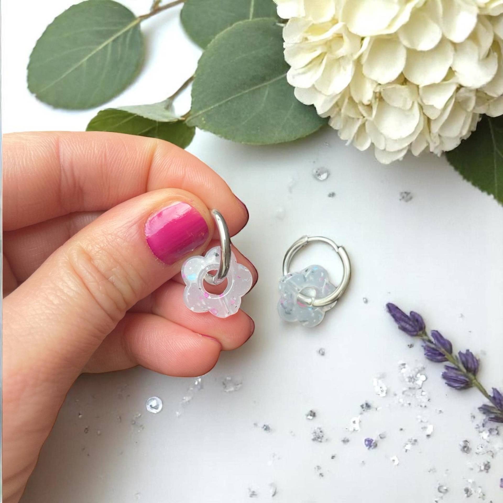 Durchsichtig Gesprenkelte Blumen Creolen Aus Edelstahl in Silber Und Gold 14 Mm, Geschenkidee Freundin, Fashion Trend Statement Ohrringe von happyelliestudios