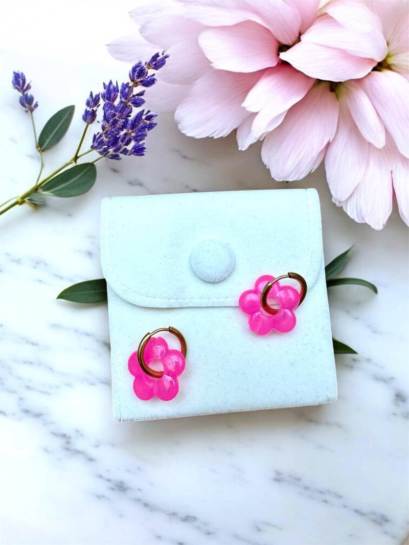 Goldene Edelstahl Creolen 14 Mm Mit Bunten Neon Blumen Anhängern Flowerpower Charms, Geschenkidee Freundin von happyelliestudios