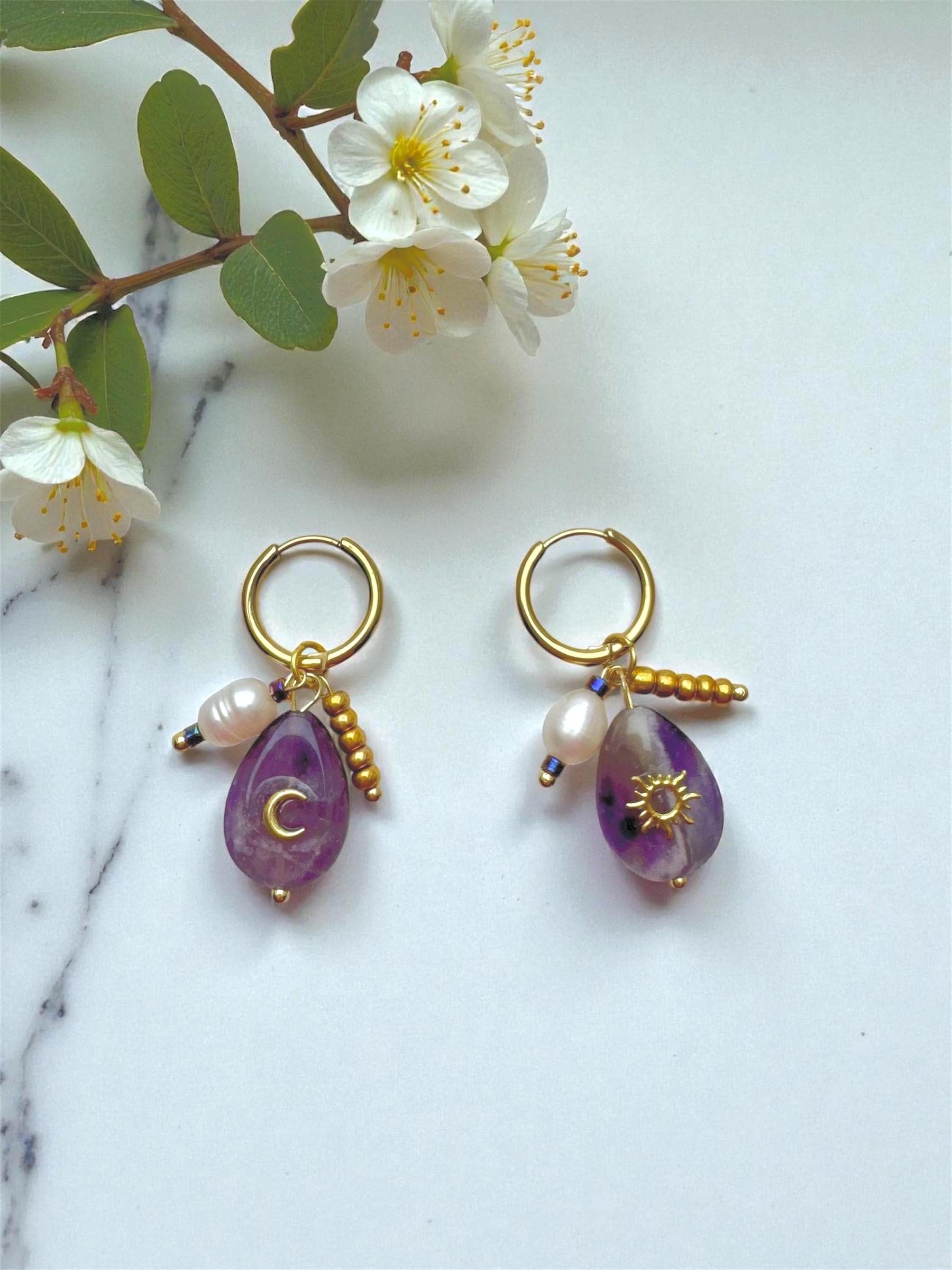 Goldene Creolen Huggies Mit Spirituellen Anhänger Sonne Mond Im Perlen Bundle Multi Charms in Rosa, Lila Und Grün von happyelliestudios