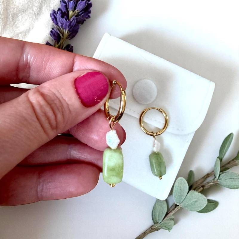 Goldene Edelstahl Creolen 14 Mm Mit Grünen Stein Und Reiskorn Süßwasserperle Boho Ohrringe Handgemacht & Hypoallergen Geschenk Für Sie von happyelliestudios