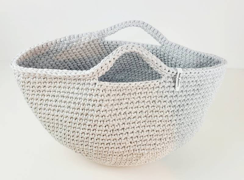 Nesna Maxi Einkaufstasche in Hellgrau von happygreystudio