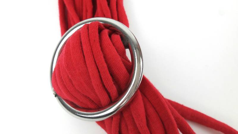 Senja Kette Aus Textilgarn Mit Silberfarbener Brosche in Pink von happygreystudio