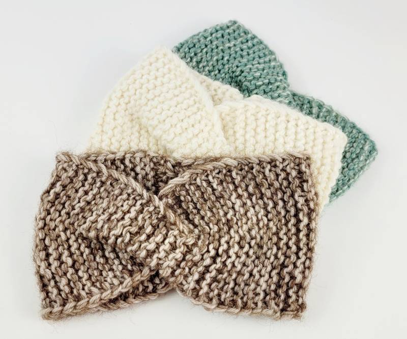 Snø Twist Kr Gestricktes Stirnband Aus Weicher Wolle in Meliertem Türkis, Wollweiß Und Braun von happygreystudio