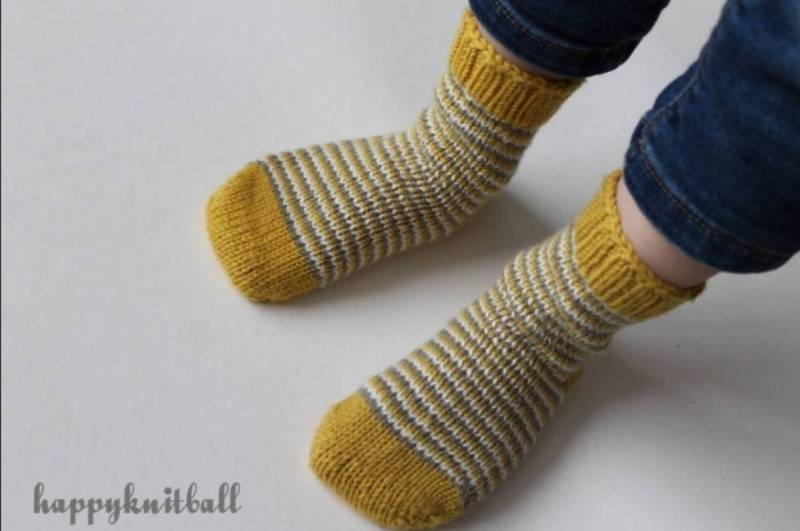 Handgestrickte Babysocken Aus Merinowolle Senffarbenes Zopfmuster von happyknitball