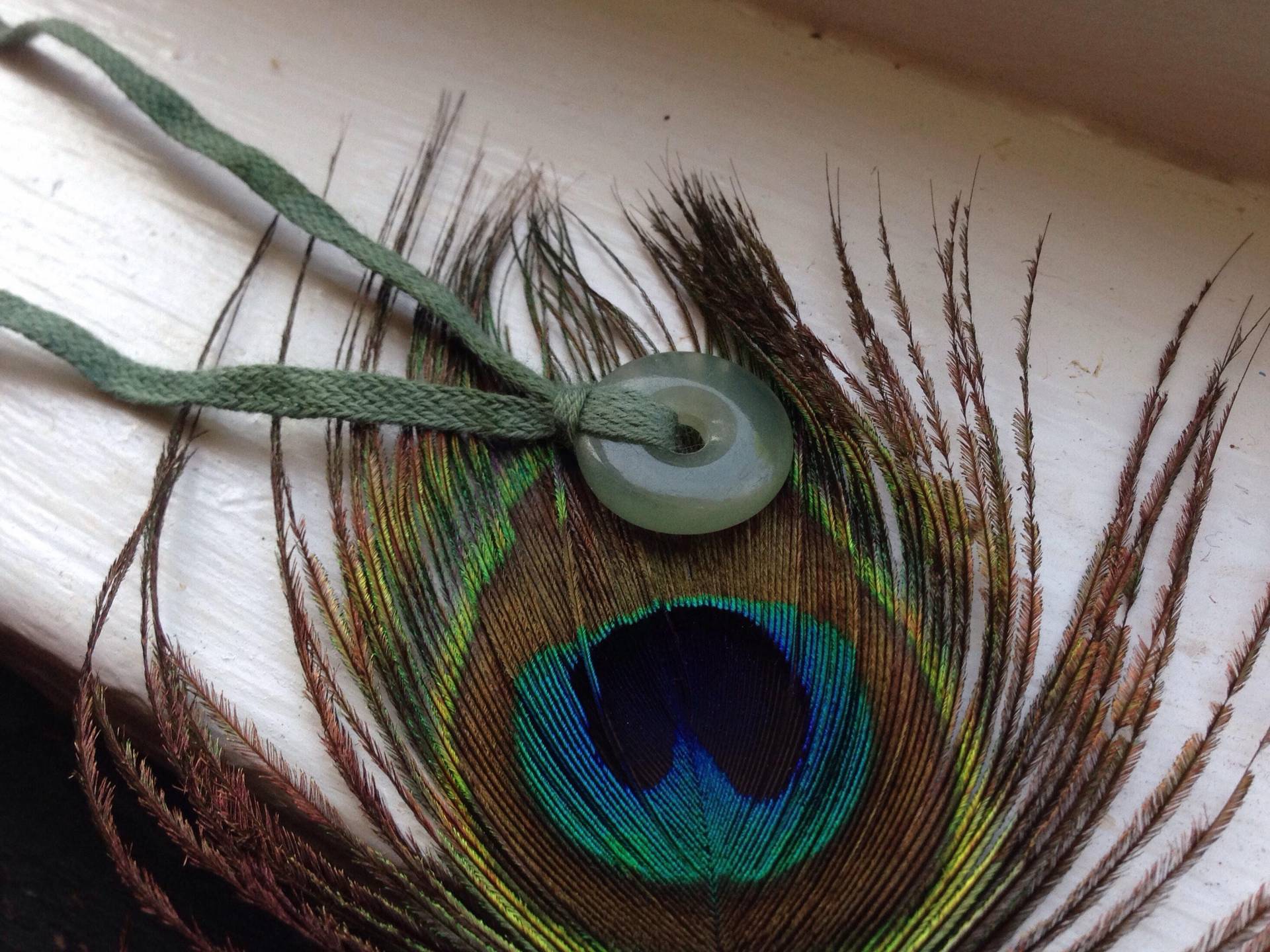 Echte Natürliche Unisex Jade Donut Halskette Mit Bio, Handgefärbter Baumwollkette - Bohochic Hippie Schmuck von happymedium4eco