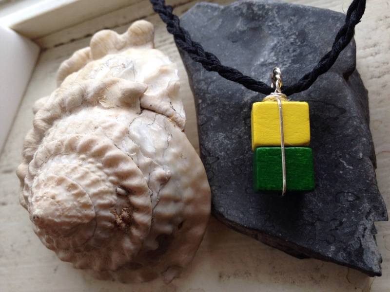 Sale - Gelbe Und Grüne Blöcke Kupfer Wirewrapped Halskette, Ecofriendly Black Hanf Kette Recycelt, Wiederverwendet, Upcycling, Nachhaltig, Modern von happymedium4eco