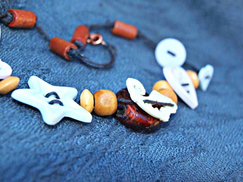 Sale - Knöpfe, Perlen Und Hanf Umweltfreundliche Halskette von happymedium4eco