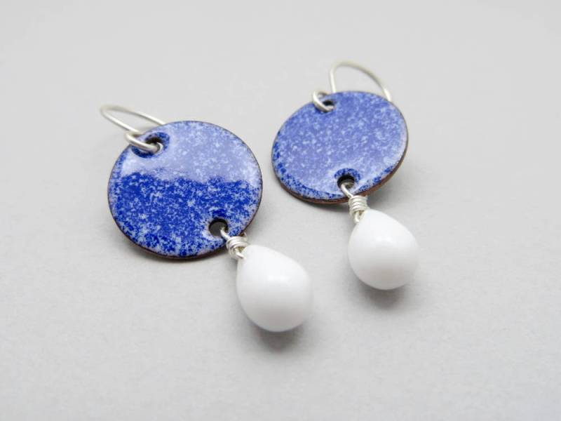 Blaue Un Weiße Emaille Ohrhänger Mit Weißen Glass Tropfen Blaue Un Weiße Emaille Ohrhänger Mit Weißen Glass Tropfen von happyment