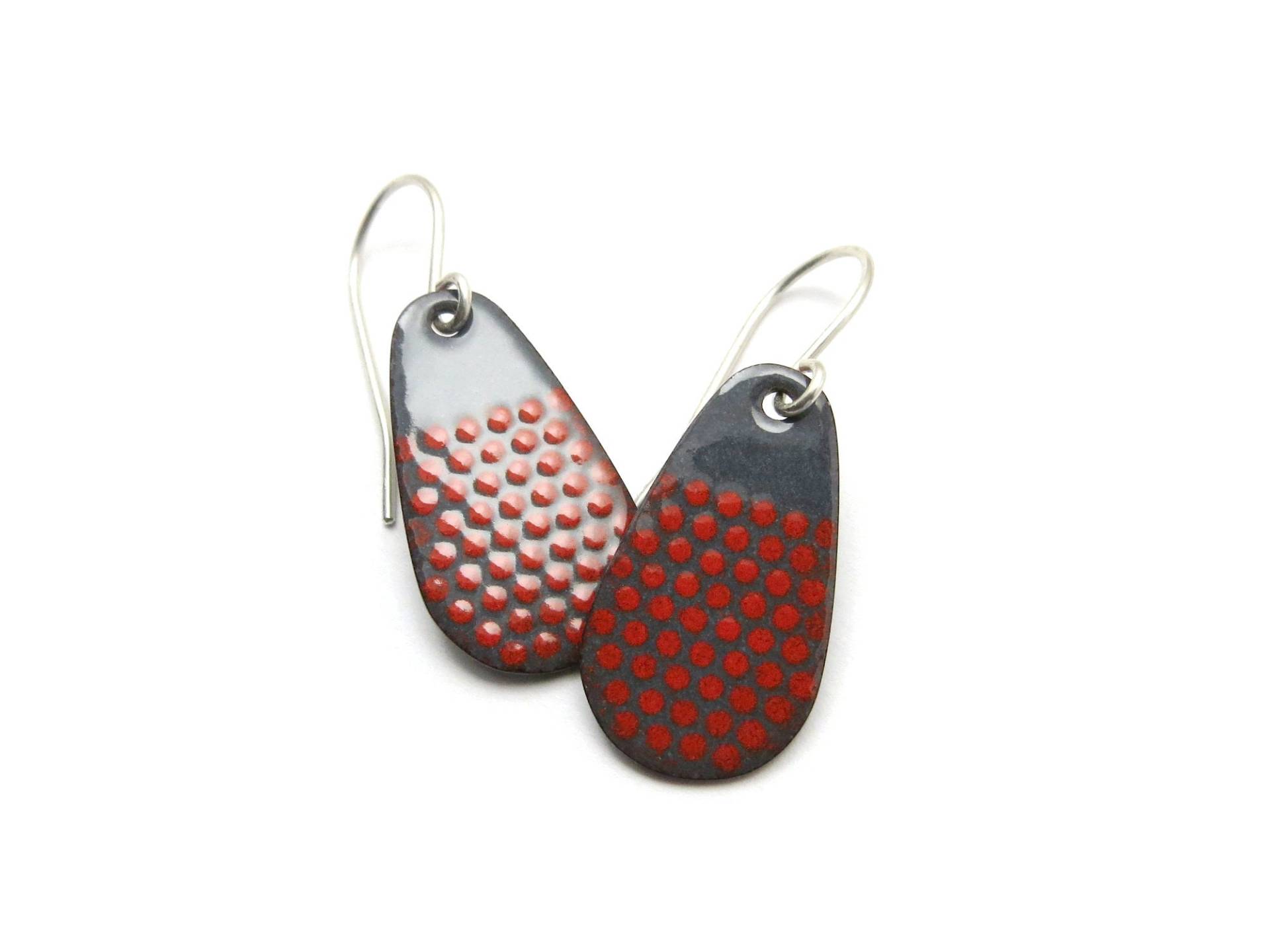 Graue Emaille Ohrringe Mit Roten Pünktchen - Ohrhänger in Teardrop Form Polka Dots Graue Emaille Ohrringe Mit Roten Pünktchen - Ohrhänger in Teardrop Form Polka Dots von happyment