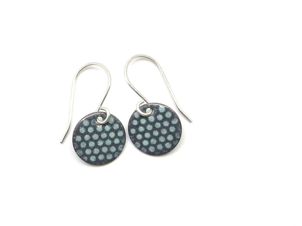 Graue Ohrhänger Mit Minze Pünktchen - Kleine Scheiben Polka Dots Graue Ohrhänger Mit Minze Pünktchen - Kleine Scheiben Polka Dots von happyment