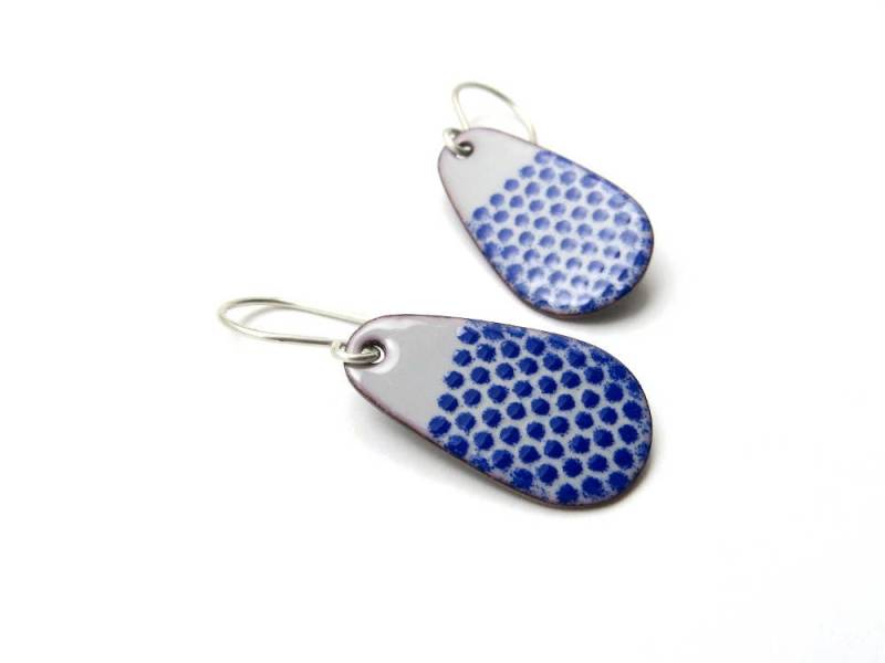 Graue Tropfen Ohrringe Mit Blauen Pünktchen - Emaille Ohrhänger in Teardrop Form Polka Dots von happyment