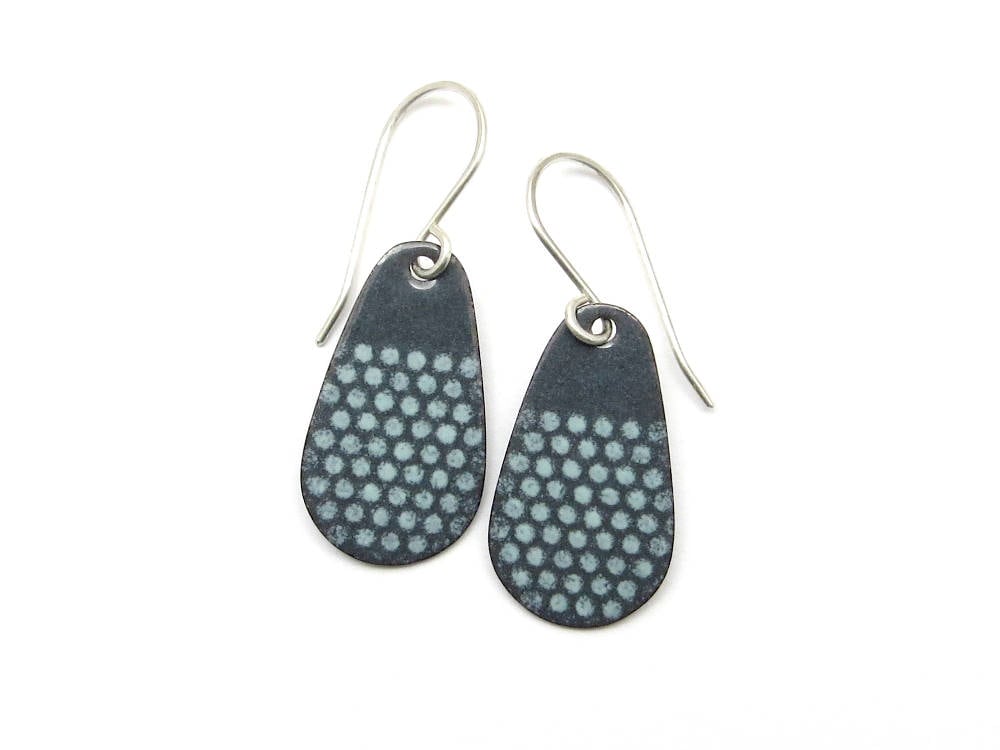 Graue Tropfen Ohrringe Mit Minze Pünktchen - Emaille Ohrhänger in Teardrop Form Polka Dots Graue Tropfen Ohrringe Mit Minze Pünktchen - Emaille Ohrhänger in Teardrop Form Polka Dots von happyment