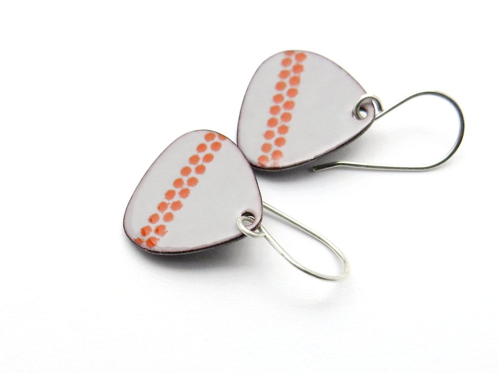 Graue Tropfen Ohrringe Mit Roten Pünktchen - Emaille Ohrhänger in Teardrop Form Sterling Silber Ohrhaken Graue Tropfen Ohrringe Mit Roten Pünktchen - Emaille Ohrhänger in Teardrop Form Sterling Silber Ohrhaken von happyment