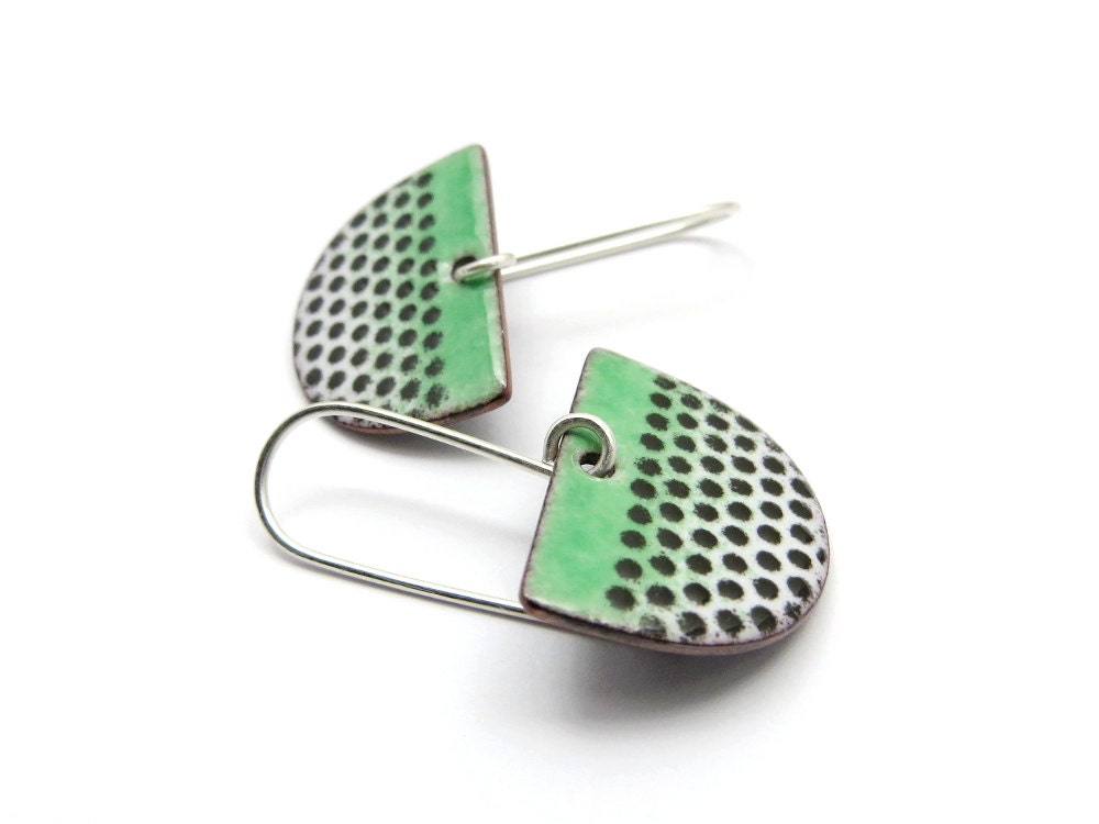 Grüne Emaille Ohrringe Mit Schwarzen Pünktchen - Halbkreis Ohrhänger Polka Dots Grüne Emaille Ohrringe Mit Schwarzen Pünktchen - Halbkreis Ohrhänger Polka Dots von happyment
