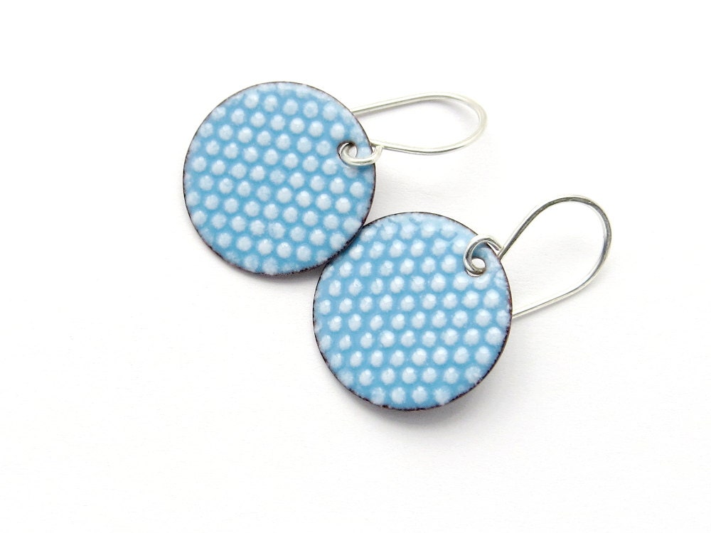 Himmelblaue Emaille Ohrringe Mit Weißen Pünktchen - Scheiben Ohrhänger Polka Dots Himmelblaue Emaille Ohrringe Mit Weißen Pünktchen - Scheiben Ohrhänger Polka Dots von happyment