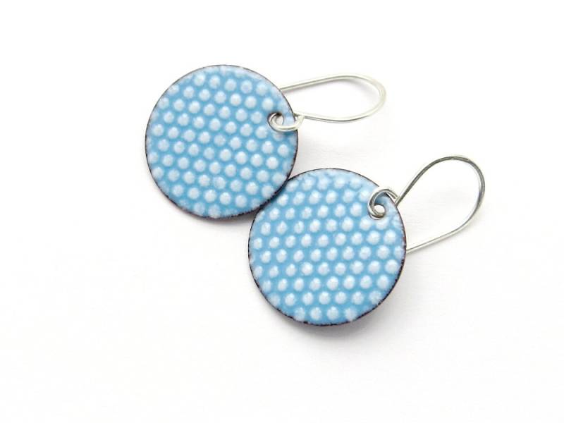 Himmelblaue Emaille Ohrringe Mit Weißen Pünktchen - Scheiben Ohrhänger Polka Dots Himmelblaue Emaille Ohrringe Mit Weißen Pünktchen - Scheiben Ohrhänger Polka Dots von happyment