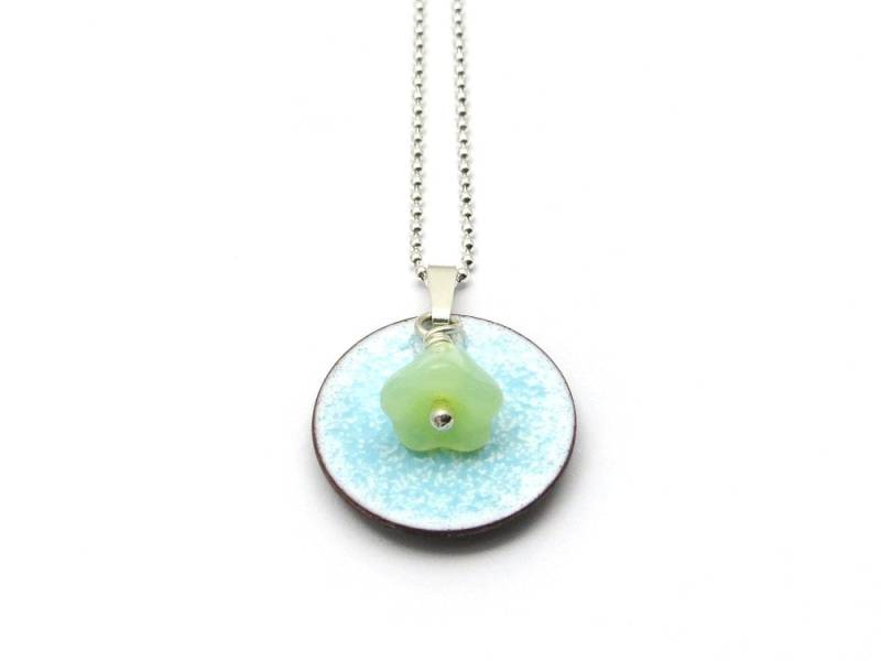 Kleine Blume Halskette - Blauer Emaille Anhänger Mit Minze Grüner Auf Feiner 925 Silber Kette von happyment