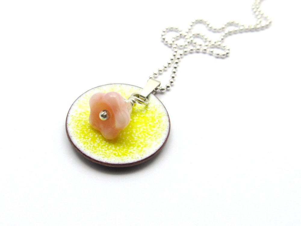 Kleine Blume Halskette - Gelber Emaille Anhänger Mit Rosa Auf Feiner 925 Silber Kette Kleine Blume Halskette - Gelber Emaille Anhänger Mit Rosa Auf Feiner 925 Silber Kette von happyment
