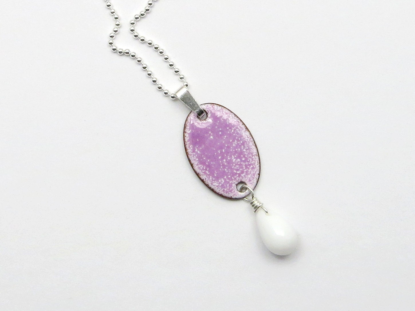 Lila Emaille Anhänger Mit Weißem Glass Tropfen - Feine Sterling Silber Kette Lila Emaille Anhänger Mit Weißem Glass Tropfen - Feine Sterling Silber Kette von happyment