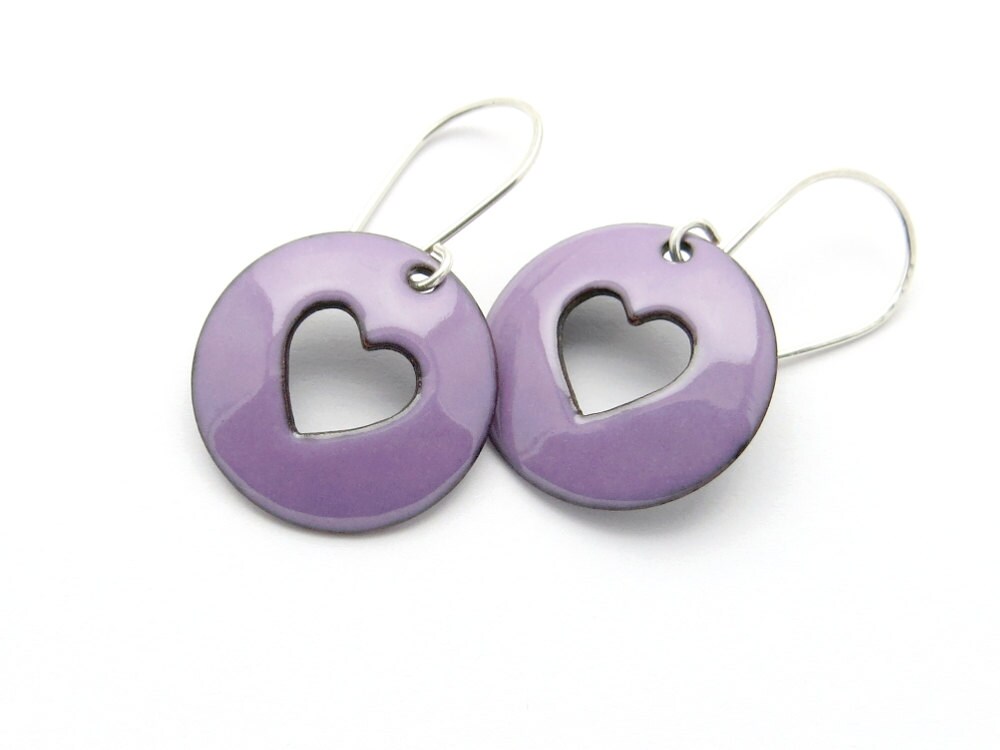 Lila Herzen Ohrringe - Leichte Emaille Ohrhänger Mit 925 Silber Ohrhaken Lila Herzen Ohrringe - Leichte Emaille Ohrhänger Mit 925 Silber Ohrhaken von happyment