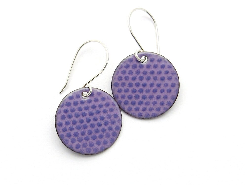 Lila Scheiben Ohrringe Mit Pünktchen - Emaille Ohrhänger Polka Dots Lila Scheiben Ohrringe Mit Pünktchen - Emaille Ohrhänger Polka Dots von happyment