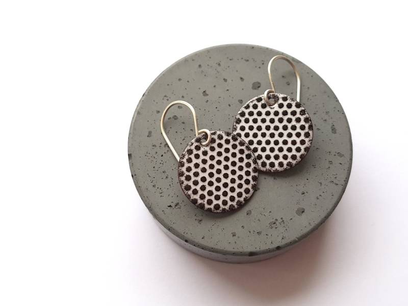 Schwarz Weiße Emaille Ohrringe Mit Pünktchen - Scheiben Ohrhänger Polka Dots von happyment